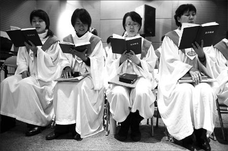 The choir of Shouwang church sing hymns during a Sunday service on March 14. Shouwang church is a house church in Haidian district, Beijing. <br/>Wang Jing / China Daily 