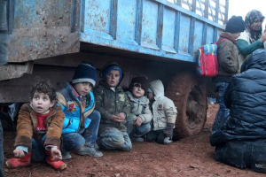 Displaced children, who fled with their families the violence from Islamic State-controlled area of al-Bab, wait as they are stuck in the Syrian village of Akda to cross into Turkey, January 23, 2016.  <br/>REUTERS/Abdalrhman Ismail