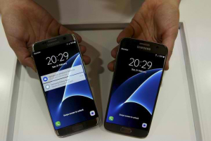 New Samsung Galaxy S7 (R) and Galaxy S7 Edge smartphones are displayed after their unveiling ceremony at the Mobile World Congress in Barcelona, Spain, February 21, 2016. (Image Credit: REUTERS/Albert Gea) <br/>REUTERS/Albert Gea