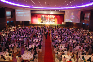 Stephen Tong Evangelistic Association prepared a surprise dinner banquet for Tong, which brought together Tong’s family, 70 pastoral workers, for this special occasion held at a banquet hall in Parti Gerakan Rakyat Malaysia building. Choirs gave choral devotions and famous singers performed. <br/>Gospel Herald 