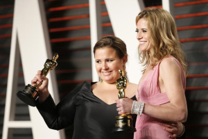 Producers Nicole Rocklin (L) and Blye Pagon Faust hold their awards for Best Picture for ''Spotlight'' as they arrive at the Vanity Fair Oscar Party in Beverly Hills, California February 29, 2016. REUTERS/Danny Moloshok <br/>