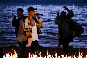 Canadian singer Justin Bieber (C) performs at the BRIT Awards at the O2 arena in London, Britain, February 24, 2016. REUTERS/Stefan Wermuth <br/>