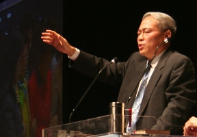 Rev. Yuan Zhi-ming visits Hong Kong on an annual basis to lead gatherings, so he has a intimate relationship with the churches in Hong Kong. Picture shows him at a gathering in Hong Kong in 2007. <br/>Gospel Herald 