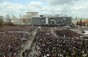 Tens of thousand people attend a national memorial service in Pilsudski Square in Warsaw on Saturday, April 17, 2010 in Warsaw, Poland. Polish President Lech Kaczynski was killed in a plane crash in Russia last Saturday. <br/>AP Images / Alik Keplicz
