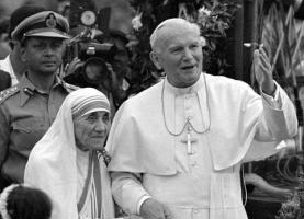 Pope John Paul II holds hands with Mother Teresa after visiting the Casa del Cuore Puro, Mother Teresa's home. <br/>Reuters 