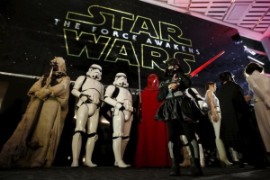 Moviegoers wait before the first showing of the movie ''Star Wars: The Force Awakens'' at the entrance of a movie theatre in Tokyo, Japan, December 18, 2015. REUTERS/Issei Kato <br/>REUTERS/Issei Kato