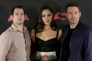 Actors Henry Cavill (L), Ben Affleck (R) and Gal Gadot pose during a photocall to promote the movie ''Batman v Superman: Dawn Of Justice'' in Mexico City, Mexico, March 19, 2016. REUTERS/Henry Romero <br/>REUTERS/Henry Romero