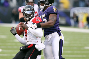 Michael Vick during a game against the Baltimore Ravens, November 19, 2006. Terrell Suggs is next to him. <br/>Keith Allison/Wikimedia Commons