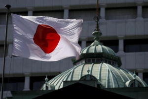 A Japanese flag flutters atop the Bank of Japan building in Tokyo May 22, 2015. (Photo: Reuters/Toru Hanai) <br/>