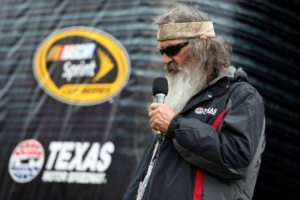 Duck Dynasty's Phil Robertson delivered a pre-race prayer in Texas Saturday evening about Bibles, guns and the White House. <br/>SportsRoadhouse