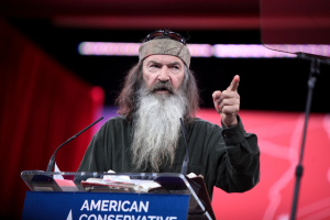 Phil Robertson speaking at the 2015 Conservative Political Action Conference (CPAC) in National Harbor, Maryland. <br/>Flickr/Gage Skidmore