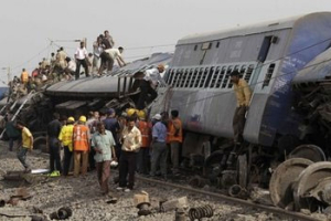 India rescue workers gather at the scene of a train crash in Sardiha, West Bengal state, about 90 miles (150 kilometers) west of Calcutta, India, early Friday, May 28, 2010. <br/> AP Images / Bikas Das