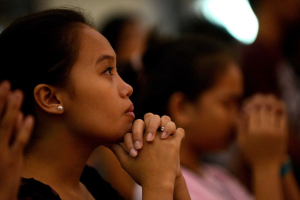 Filipino Christians attend the Christmas Eve mass at the Saint Peter Parish in Manila. Photo: AFP <br/>