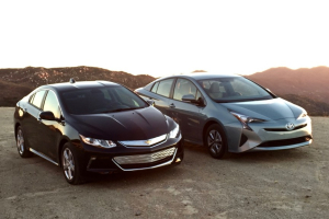 Chevy Volt vs. Toyota Prius: Which is the best hybrid car? <br/>The Car Connection