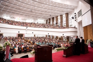 June 8, 2010 - Franklin Graham preached to an overflow crowd at Harbin’s Hallelujah Church June 6. Hallelujah Church, with some 10,000 members, is the largest church in Harbin, a city of nearly 10 million. <br/>(BGEA)