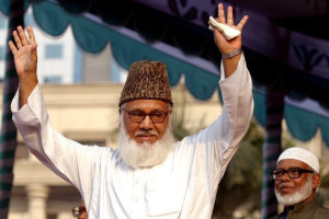 Moulana Motiur Rahman Nizami, chief of the Jamaat-e-Islami, Bangladesh's biggest Islamic Political Party and an alliance of the ruling Bangladesh Nationalist Party, waves to his supporters during a rally protesting against Western newspapers that published cartoons on Prophet Mohammad in Dhaka February 11, 2006. REUTERS/Rafiqur Rahman <br/>
