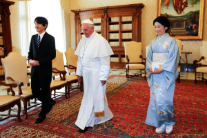 Pope Francis walks with Japan's Prince Akishino (L) and his wife Princess Kiko (R) during a meeting at the Vatican May 12, 2016. REUTERS/Stefano Rellandini <br/>