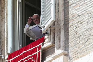 Pope Francis waves as he leads the Angelus prayer in Saint Peter's square at the Vatican May 1, 2016. REUTERS/Alessandro Bianchi <br/>