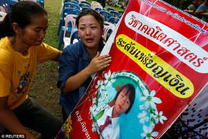 Yupin Saw-wa cries as she holds the picture of her daughter who died in a fire along with 17 others. Photo: Reuters <br/>