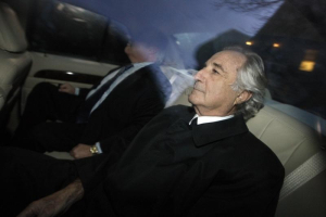 Bernard Madoff (R), who confessed to defrauding investors of 50 billion dollars, arrives home after a hearing at Federal Court, in New York, January 5, 2009. REUTERS/Chip East <br/>