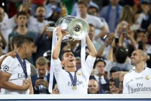 Soccer Football - Atletico Madrid v Real Madrid - UEFA Champions League Final - San Siro Stadium, Milan, Italy - 28/5/16 Real Madrid's Cristiano Ronaldo celebrates with the trophy after winning the UEFA Champions League Action Images via Reuters / Carl Recine Livepic EDITORIAL USE ONLY. <br/>Reuters