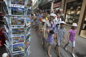 A group of tourists walk through the streets in downtown Valencia, Spain, July 23, 2015.  <br/>REUTERS/Heino Kalis