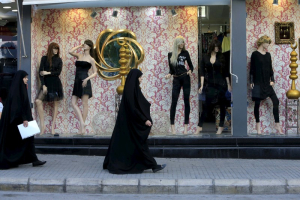 Shi'ite Muslim women walk past mannequins displaying black clothing in Nabatieh, southern Lebanon October 17, 2015.  <br/>REUTERS/Ali Hashisho