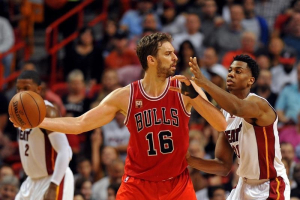 Mar 1, 2016; Miami, FL, USA; Chicago Bulls center Pau Gasol (16) is pressured by Miami Heat forward Justise Winslow (20) during the second half at American Airlines Arena.  <br/>Steve Mitchell-USA TODAY Sports
