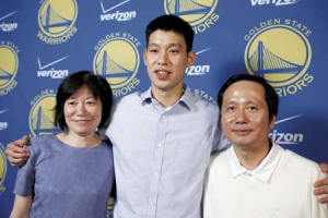 New Golden State Warriors guard Jeremy Lin, center, poses with his parents, Lin Gie-ming, right, and Shirley Wu, left, during a news conference at the NBA basketball team's headquarters yesterday in Oakland, California. Lin was an undrafted free agent from Harvard, and is a Bay Area native. <br/>AP