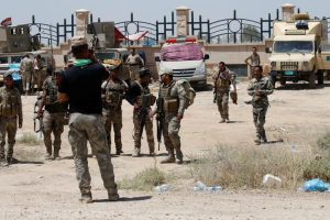 Iraqi soldiers prepare to go to battle against Islamic State militants at the frontline in Falluja, Iraq, June 14, 2016.  <br/>REUTERS/Thaier Al-Sudani