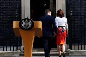 Britain's Prime Minister David Cameron his wife Samantha walk back into 10 Downing Street after he spoke about Britain voting to leave the European Union, in London, Britain June 24, 2016, <br/>REUTERS/Stefan Wermuth
