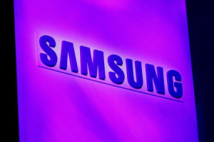 The company logo is displayed at the Samsung news conference at the Consumer Electronics Show (CES) in Las Vegas January 7, 2013. REUTERS/Rick Wilking/File Photo - RTSGH9W <br/>Reuters