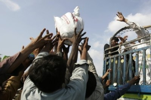 Flood survivors jostle for position as relief goods are thrown at a camp in Muzaffargarh near Multan, Pakistan on Tuesday, Aug. 17, 2010.The World Bank said Tuesday it will redirect $900 million of its existing loans to Pakistan to help in flood recovery, as the U.N. warned that many of the 20 million people affected by the disaster have yet to receive any emergency aid. <br/>AP Photo / Aaron Favila