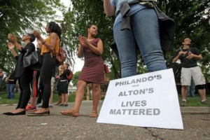 Demonstrators chant during a ''Black Lives Matter'' protest in front of the Governor's Mansion in St. Paul, Minnesota, July 7, 2016. A Minneapolis area police officer fatally shot Philando Castile during a traffic stop on Wednesday. <br/>Reuters 