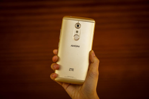 ZTE is now taking preoders for Axon 7 <br/>CNET