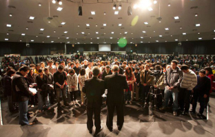 Stephen Tong Evangelistic Ministries International held evangelistic conferences and workshops throughout the major cities of Australia, attracting thousands of Chinese listeners. <br/>STEMI