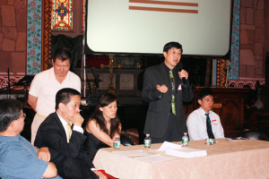 This year’s information session featured lawyers, accountants, doctors, bankers, pharmacists, and other professionals, who introduced the specifics that the students should be aware of while living in America. Rev. Mu-dao Hsiao, senior pastor of Harvest Church of New Jersey, is shown speaking. <br/>(Harvest Church of New Jersey)