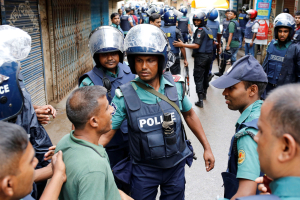 Police keep the public away near the site of a police operation on militants on the outskirts of Dhaka, Bangladesh, July 26, 2016.  <br/>REUTERS/Mohammad Ponir Hossain