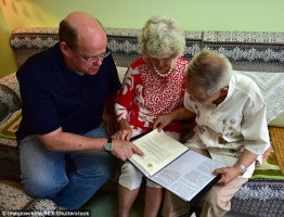 Previte presented Wang with 18 thank you notes from people he helped save in 1945. Jamie Hudson Taylor IV, great-grandson of Hudson Taylor, founder of China Inland Mission and OMF, is seen helping to translate the notes.  <br/>
