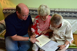Previte presented Wang with 18 thank you notes from people he helped save in 1945. Jamie Hudson Taylor IV, great-grandson of Hudson Taylor, founder of China Inland Mission and OMF, is seen helping to translate the notes.  <br/>