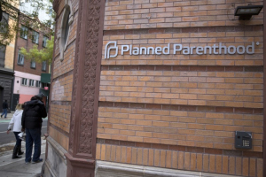 People walk past a Planned Parenthood clinic in the Manhattan borough of New York, November 28, 2015.  <br/>REUTERS/Andrew Kelly