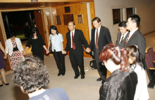 Rev. Felix Liu, president of Logos Evangelical Seminary, prayed together with the faculties and staffs. <br/>LES