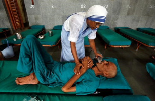 A nun belonging to the global Missionaries of Charity tends to a patient at Nirmal Hriday, a home for the destitute and old, founded by Mother Teresa ahead of Mother Teresa's canonisation ceremony, in Kolkata, India, August 31, 2016.  <br/>REUTERS/Rupak De Chowdhuri