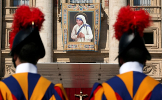 Swiss Guards stand in front of a tapestry depicting Mother Teresa of Calcutta before a mass, celebrated by Pope Francis, for her canonisation in Saint Peter's Square at the Vatican September 4, 2016. <br/>REUTERS/Stefano Rellandini