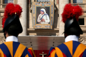 Swiss Guards stand in front of a tapestry depicting Mother Teresa of Calcutta before a mass, celebrated by Pope Francis, for her canonisation in Saint Peter's Square at the Vatican September 4, 2016. <br/>REUTERS/Stefano Rellandini