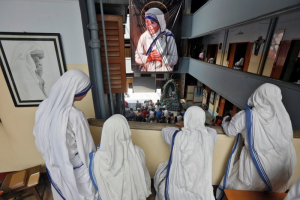 Nuns from the Missionaries of Charity in Kolkata, India, watch a live broadcast of the canonisation of Mother Teresa at a ceremony held in the Vatican, September 4, 2016.  <br/>REUTERS/Rupak De Chowdhuri