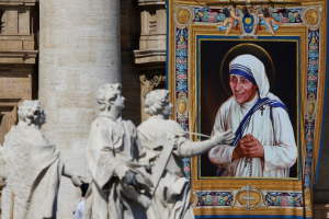 A tapestry depicting Mother Teresa of Calcutta is seen in the facade of Saint Peter's Basilica during a mass, celebrated by Pope Francis, for her canonisation in Saint Peter's Square at the Vatican September 4, 2016.  <br/>REUTERS/Stefano Rellandini