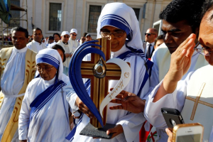 A nun, belonging to the global Missionaries of Charity, carries a relic of Mother Teresa of Calcutta before a mass celebrated by Pope Francis for her canonisation in Saint Peter's Square at the Vatican September 4, 2016. <br/>REUTERS/Stefano Rellandini