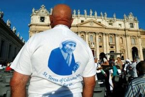 A man wears a t-shirt with the image of Mother Teresa of Calcutta before a mass celebrated by Pope Francis for her canonisation in Saint Peter's Square at the Vatican September 4, 2016.  <br/>REUTERS/Stefano Rellandini