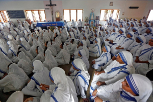 Nuns from the Missionaries of Charity in Kolkata, India, watch a live broadcast of the canonisation of Mother Teresa at a ceremony held in the Vatican, September 4, 2016.  <br/>REUTERS/Rupak De Chowdhuri